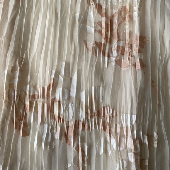 Vince. Delicate pleated top - Picture 4 of 6